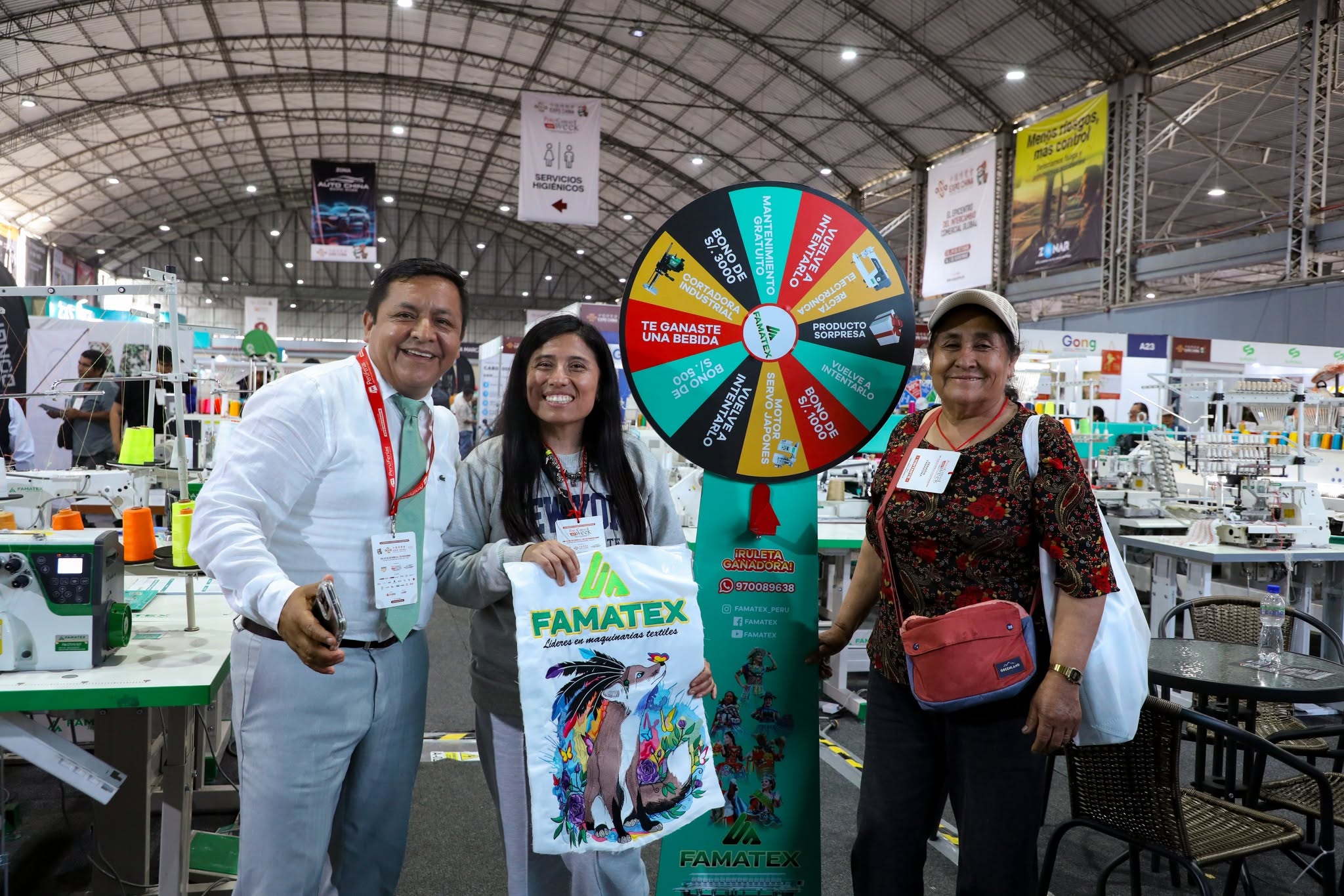 Atención a clientas en la feria