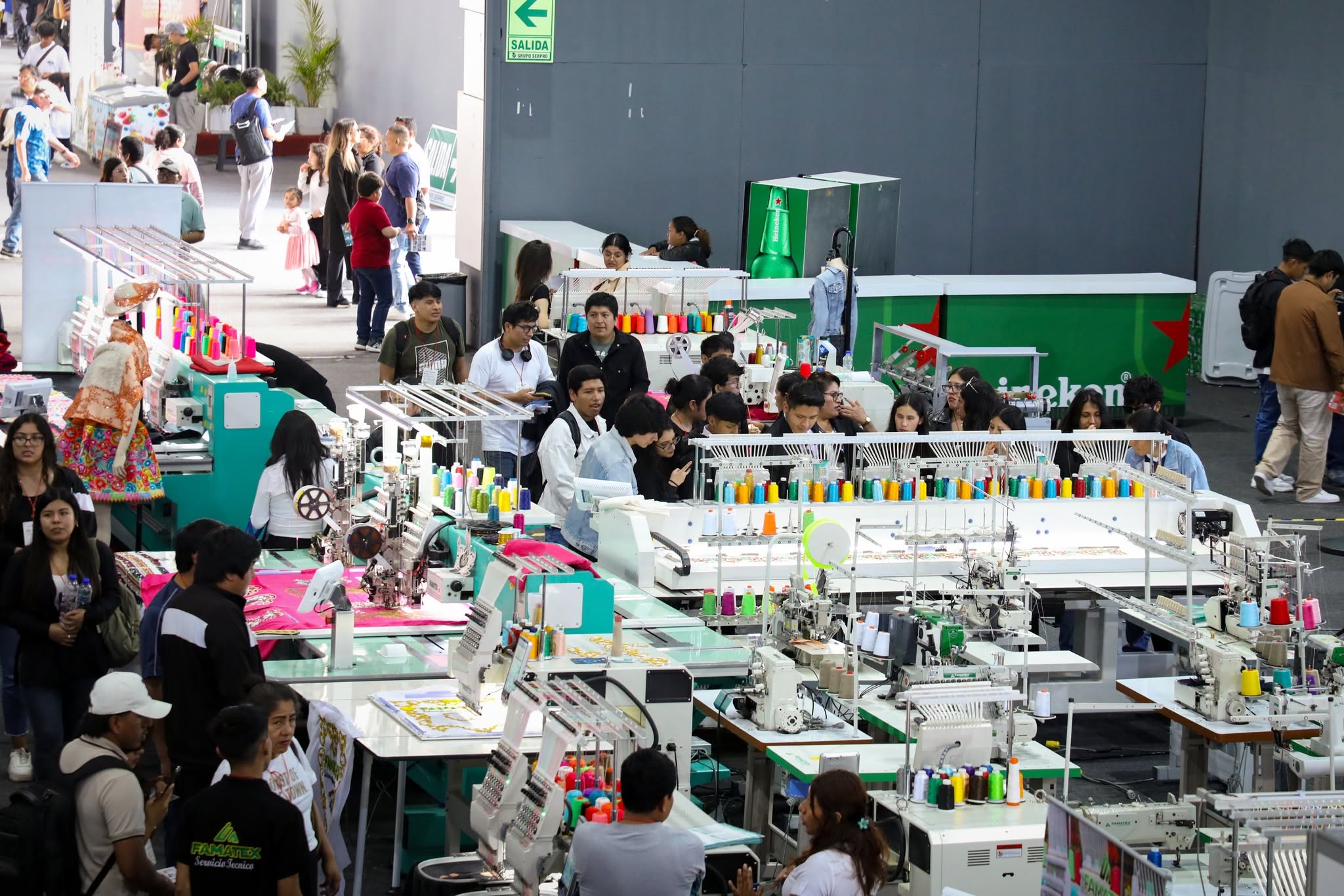 Stand Famatex con máquinas en Expotextil